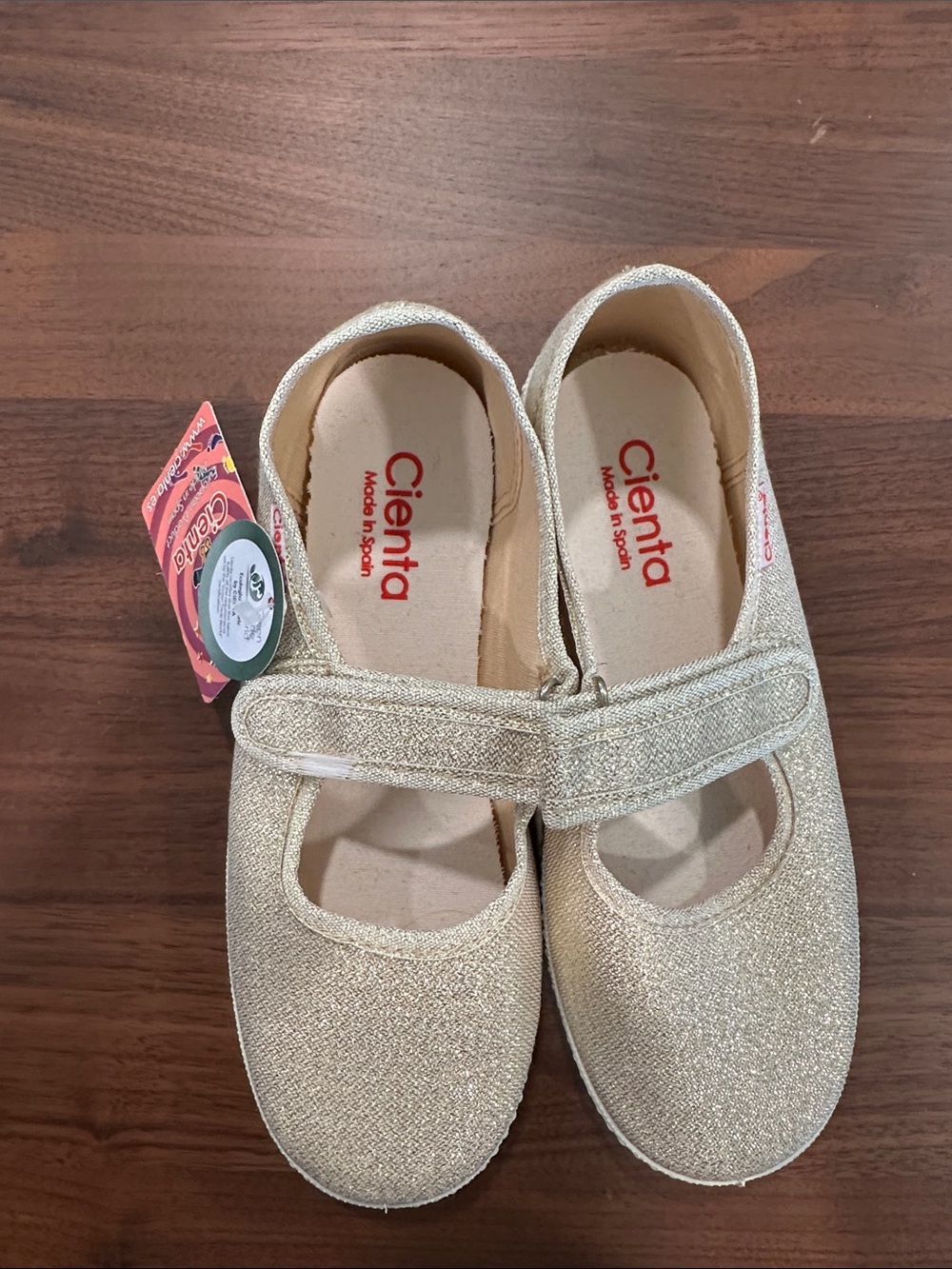 Cienta Girls Glitter Mary Jane Shoes in Gold. 34=2.5-3. Strap is damaged.